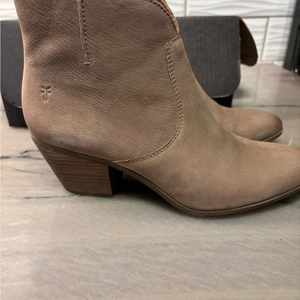 Frye Tan Heeled Boots with Western Silhouette - Picture 4 of 7